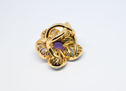 null Large ring in 750°/00 yellow gold and natural stones cut in cabochon: amethyst,...