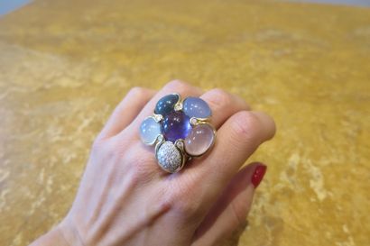 null Large ring in 750°/00 yellow gold and natural stones cut in cabochon: amethyst,...