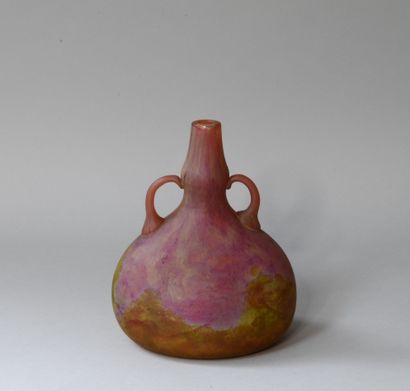 null DAUM. 

Vase gourde à petites anses, en verre marmoréen prunes à nuances vertes....