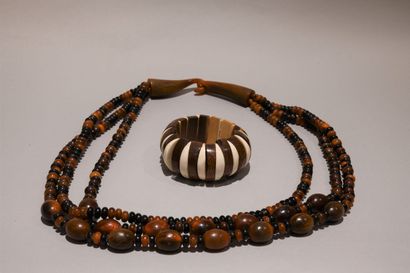 null Attribué à Catherine NOLL (1945-1994) 

Important collier trois rangs en perles...