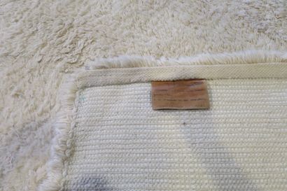null TISCA, France. 

Grand tapis de forme rectangulaire en laine de couleur crème

263x275...