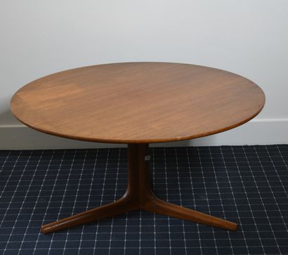 null Table basse circulaire en tek, piètement tripode. 

Travail des années 1970...