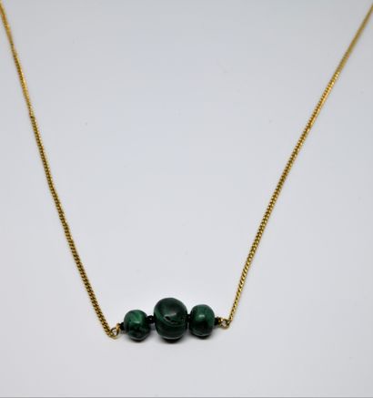 null Yellow gold necklace 750 ‰ centered with three malachite beads.

Owl hallmark

Length...
