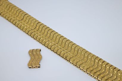 null Bracelet manchette XIXème en or jaune 750 ‰ composé de plaquettes entièrement...
