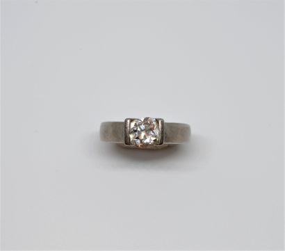 null Solitaire orné d'un diamant taille ancienne de forme coussin d'environ 1 carat...