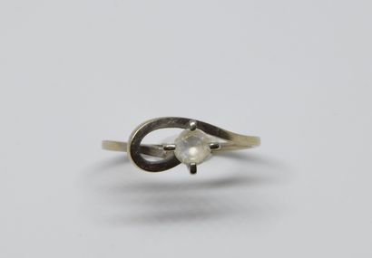 null Ring of the 70s adorned with a colorless imitation stone. White gold setting...