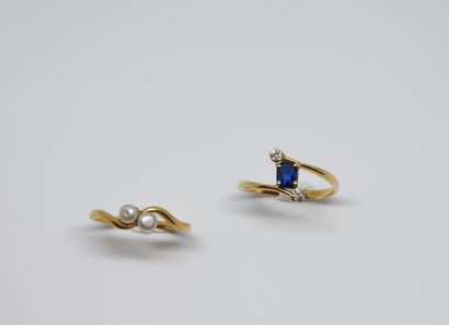 null Two ToiMoi type rings in yellow gold 750 ‰ : one set with a central faceted...