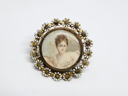 null Broche XIXème composée d’une miniature sur porcelaine représentant le portrait...