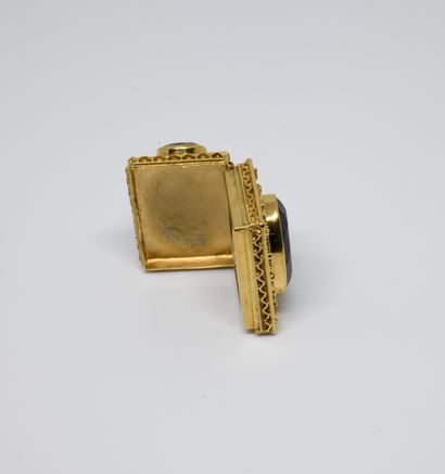 null Reliquary charm, setting in yellow gold 750 ‰, filigree and granulation work,...