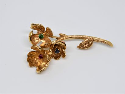 null Broche bouquet composée de trois fleurs ornée d'une émeraude, d'un saphir et...