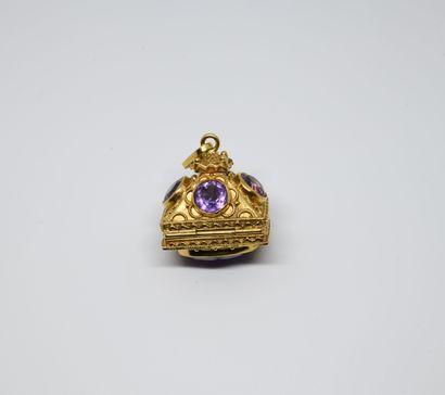 null Reliquary charm, setting in yellow gold 750 ‰, filigree and granulation work,...