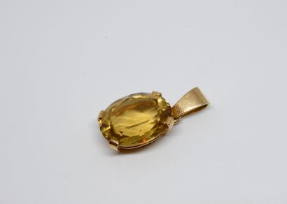 null Pendentif en or jaune 750 ‰ serti d'une important citrine ovale à facettes 

Poinçon...