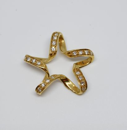 null Pendentif étoile en or jaune 750 ‰ pavé de petits brillants.

Poinçon tête d'aigle

Hauteur...