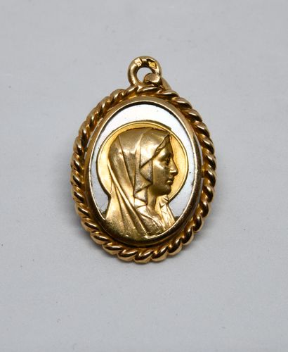 null Médaille de la Vierge Marie en or jaune 750 ‰ entourage en maille corde, sur...