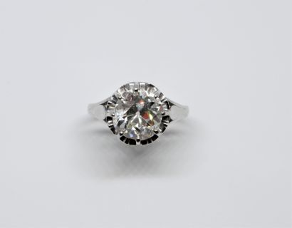 null Solitaire orné d'un diamant taille ancienne de forme coussin d'environ 3 carats...