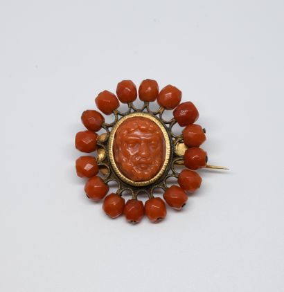 null 
Napoleon III period brooch in the center a male face cut in coral. In a gilded...