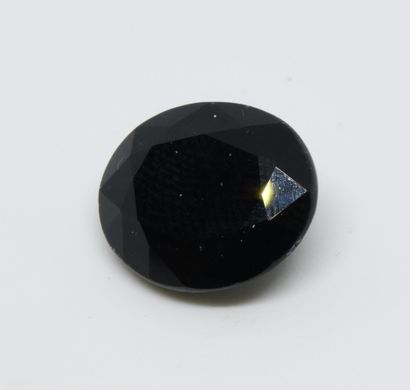 null Saphir noir sur papier taille ovale facettée 7,5 ct