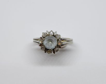 null Bague fleur en or gris 750 ‰, la monture ajourée et sertie d'une aigue-marine,...