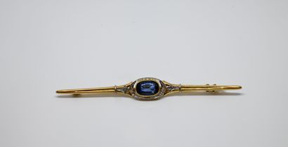 null Yellow gold brooch 750 ‰ , adorned in its center with an oval faceted sapphire...