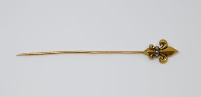 null Fleur de lys tie pin in yellow gold 750 ‰ set with three half pearls probably...