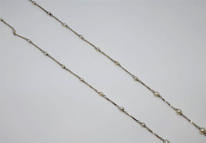 null Chaîne maille bâton en or gris 750 ‰ alternée de petites perles de culture blanches....