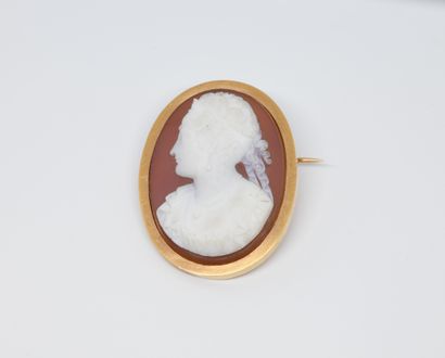 null Cameo brooch on carnelian representing an elegant woman in profile. The setting...