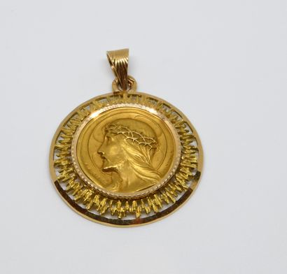 null Médaille en or jaune 750 ‰ à l'effigie du Christ coiffé de la couronne d'épines....