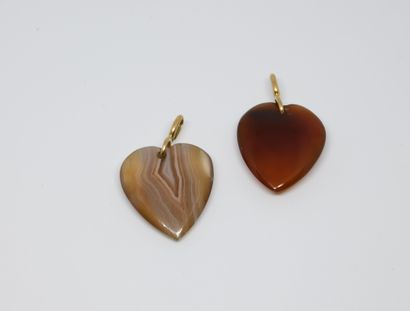 null Lot of two heart-shaped pendants: one in banded agate, the other in carnelian....