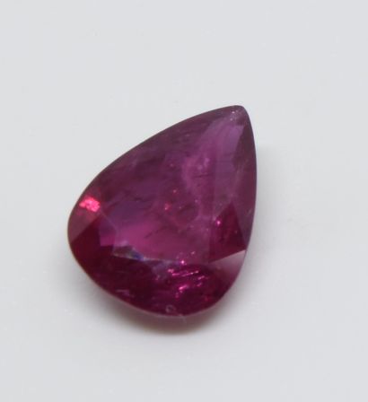 null Rubis sur papier taille poire facettée 1,7 ct

(léger manque de matière)

H...