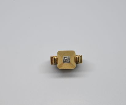 null Geometrical ring in pyramidal form in yellow gold 750 ‰ with at the top a diamond...