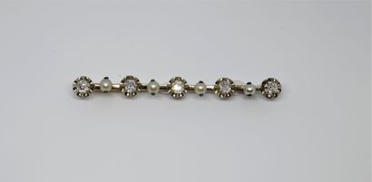 null Barrette brooch alternating five old-cut cushion-shaped diamonds and four white...