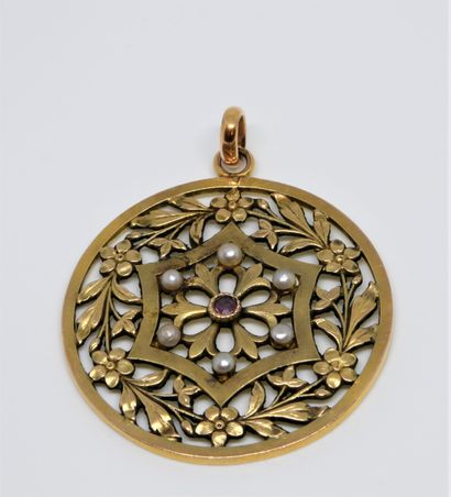 null Medallion of openwork rosette form decorated with 6 half pearls and a violet...