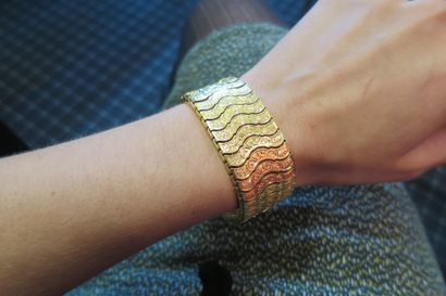 null Cuff bracelet XIXth in yellow gold 750 ‰ composed of fully articulated plates....