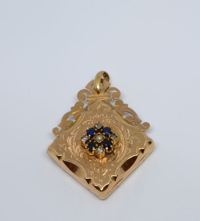 null Antique Reliquary of lozenge shape floral decoration in yellow gold 750 ‰ with...