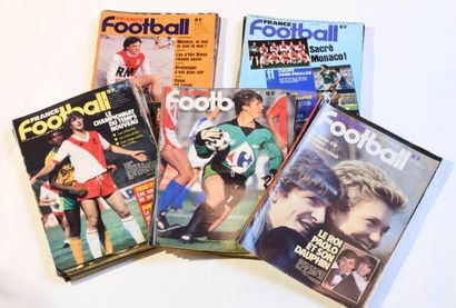 null Revues France Football, de 1982 comprenant 51 revues dont revues spéciales Coupe...