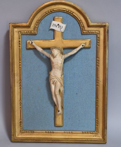 Christ en croix, en ivoire, surmontée d'un...