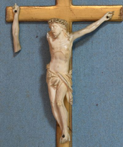 null Christ en croix, en ivoire, surmontée d'un philactère gravé INRI.

Croix et...