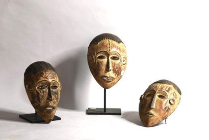 null NIGERIA 

Trois masques en bois polychrome

XXe, de style IGBO 

H : 24 cm

H...