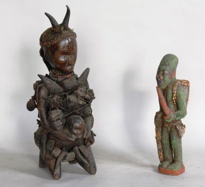 null CAMEROUN 

Deux statues dont une perlée en bois sculpté

XXe, de style BAMILEKE...