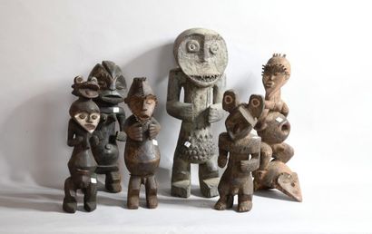 null CAMEROUN 

Ensemble de six statues en bois sculpté à diverses patines

XXe,...