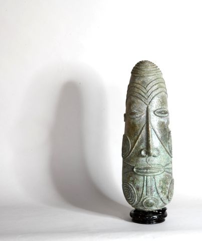 null NIGERIA 

Bronze ovoïde à patine verte et décoré d'une tête

H : 49 cm