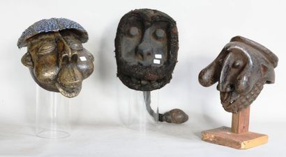 null CAMEROUN 

Trois masques en bois sculpté, tissu, métal, perles

XXe, de style...