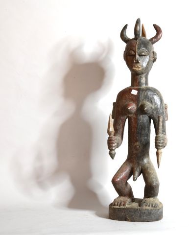 null NIGERIA 

Une statue en bois sculpté polychrome

XXe, dans le style IDOMA 

72...
