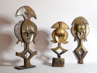 null GABON 

Trois figures de reliquaire en bois recouvert de cuivre

XXe, de style...