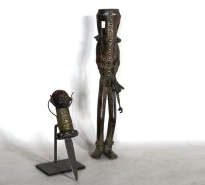 null ANGOLA

Une grande statue en bois sculpté, formant couteau

XXe, de style TSCHOKWE

H...