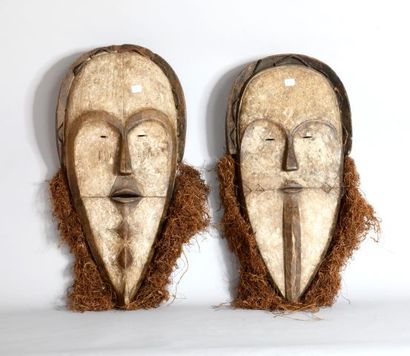null GABON 

Deux masques en bois polychrome

XXe, de style VUVI 

H : 61 cm

H :...
