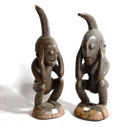 null CAMEROUN 

Deux statuettes à cornes, patine brune croûteuse

XXe

H : 38 cm