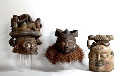 null NIGERIA 

Lot de trois masques en bois sculpté

XXe, de style YORUBA

H : 28...