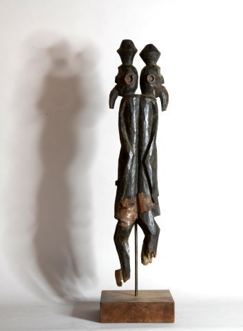 null NIGERIA 

Grande statue janus en bois sculpté à patine noire 

XXe de style...