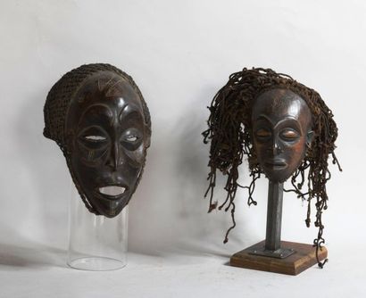 null ANGOLA 

Deux masques en bois sculpté et fibres 

XXe, de style TSCHOKWE

H...